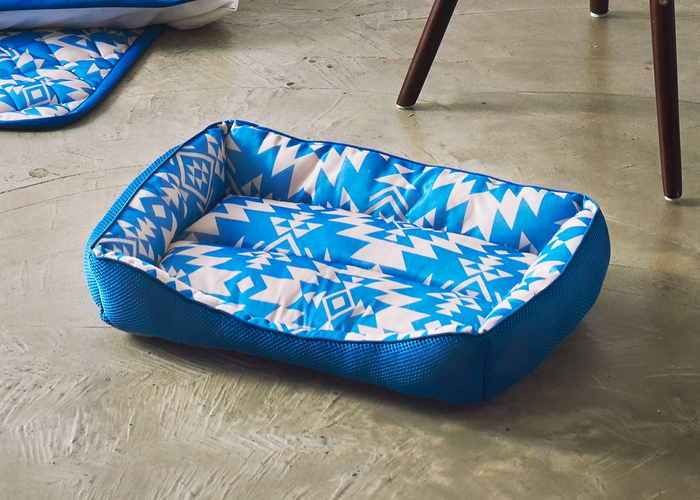 「Pet クールベット Native BL」価格：1,580円／触れるとひんやり涼しい接触冷感生地。暑さが苦手なペットにも最適なベッドです。