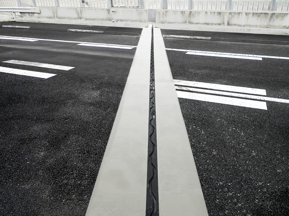 TCFタイプのベースとなるCFタイプはNEXCO仕様の伸縮装置（横浜横須賀道路　堀口第三橋）