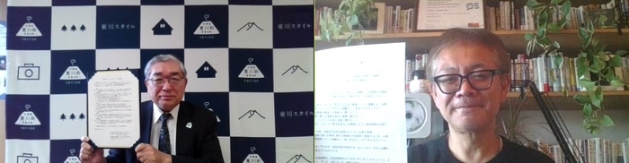 締結式の様子。東川町長 松岡市郎(左)、株式会社バリュークリエイト佐藤 明氏(右)
