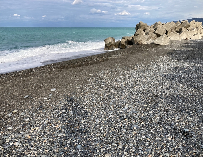 天然石素材の産地(新潟県糸魚川市)の海岸