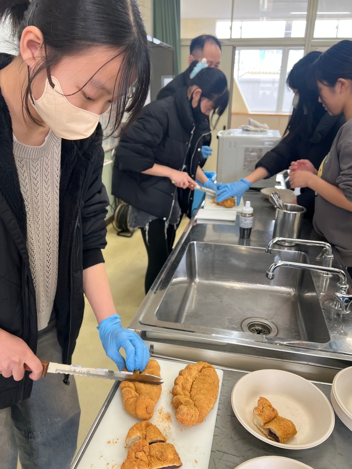授業内で試食会を開催した様子(今年3月17日)