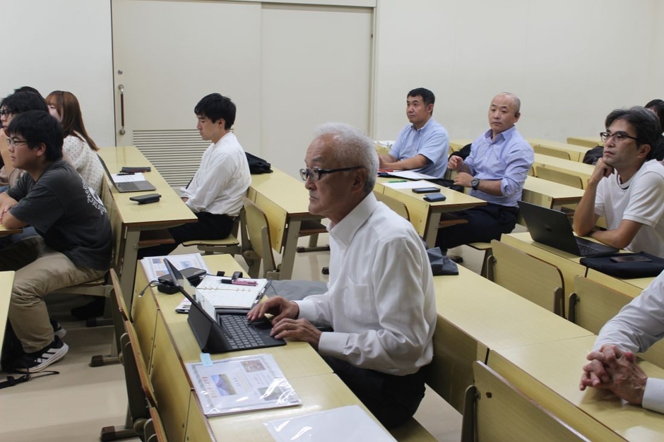 学生たちの報告に聞き入る宮下客員教授（中央）ら