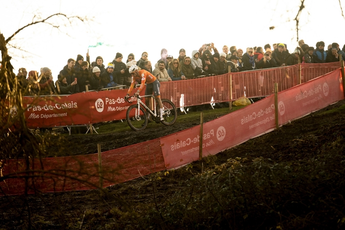 難易度の高い傾斜のあるキャンバーの下りでも、「インフライトCFR」が狙い通りのライン取りを可能に Photo: Nobuhiko Tanabe