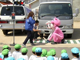 「さがわきゅうびん交通安全教室」を実施　車の周囲で遊ぶ危険性を伝える　近畿大学附属幼稚園