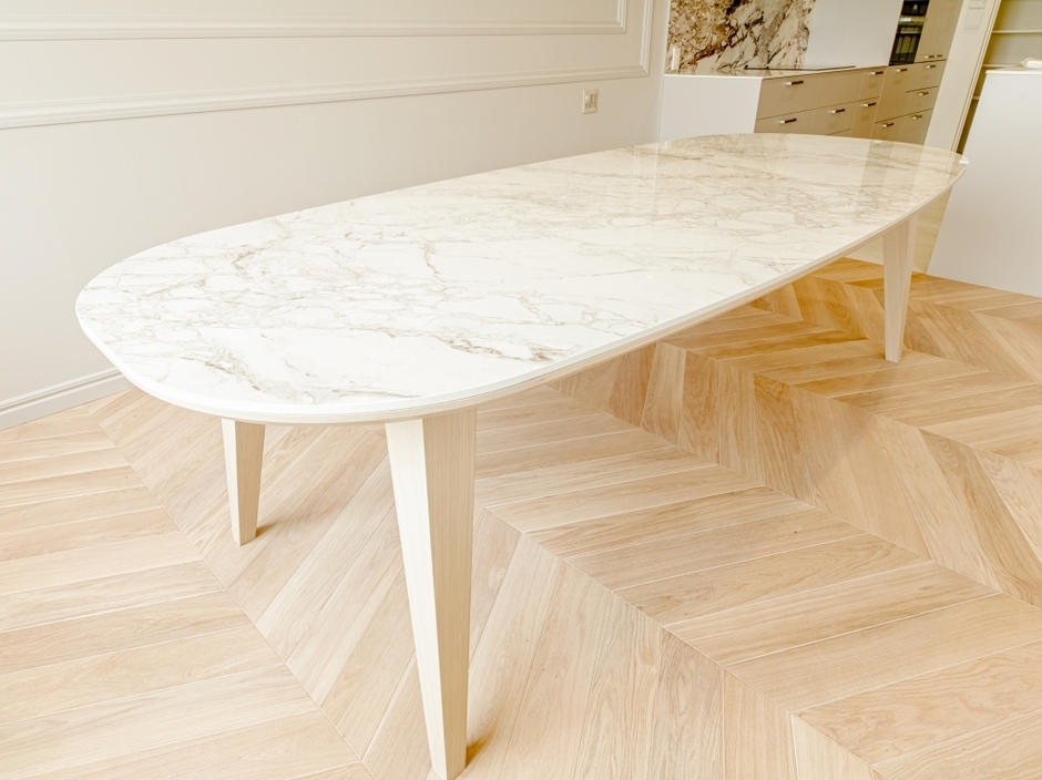 贅沢に石を使用したテーブル