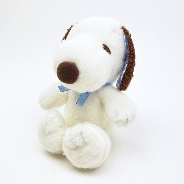耳の裏までキュート！ブルーのリボンがお似合いなスヌーピーのぬいぐるみにひと目惚れ