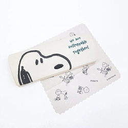 【スヌーピー】モノトーンに隠れた愛らしさにときめく。大人のためのおしゃれメガネケース