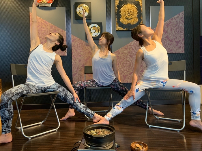 湖上で秋の呼吸法(約15分)、チェアヨガ(約20分)を体験