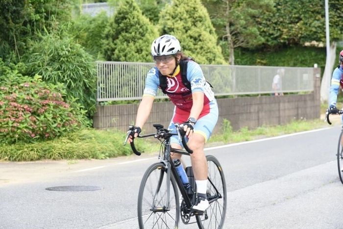 サイクリングを楽しむ秋山さん