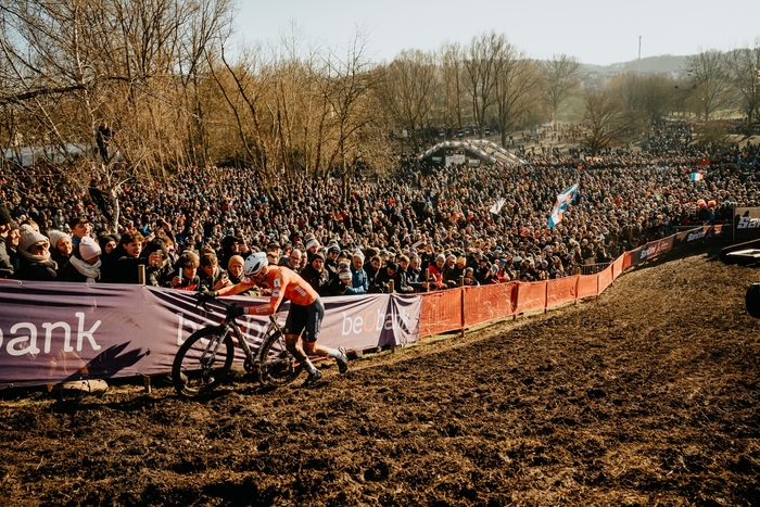 ドロドロの路面と急こう配でバイクを押すシーンでも、超軽量の「インフライトCFR」が疲労の蓄積を軽減 Photo: Nobuhiko Tanabe