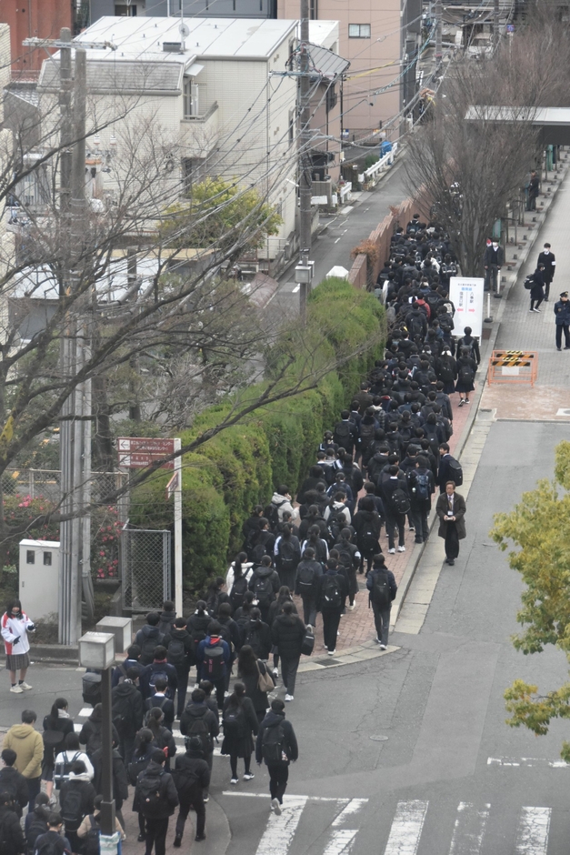 天白キャンパスで帰途につく受験生たち