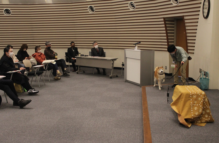 愛犬とともにハウストレーニングを実演する岩田教授