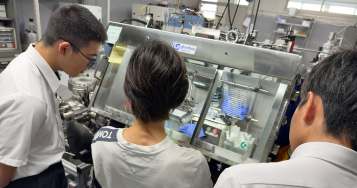 近畿大学産業理工学部が高校生対象の体験プログラムを実施 リチウムイオン電池・シリコン太陽電池の作製に挑戦