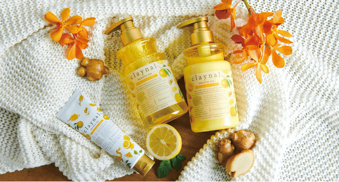 ユズ&ジンジャーをイメージしたミニヘアマスク(100g・左)とシャンプー&トリートメント(各450mL)