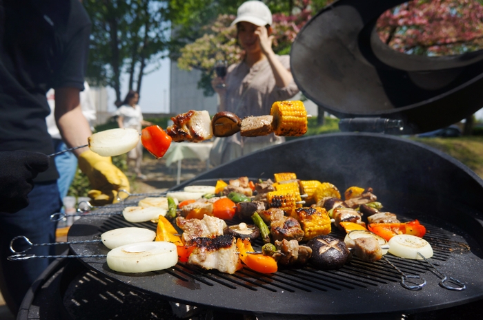 みんなでBBQを楽しむ