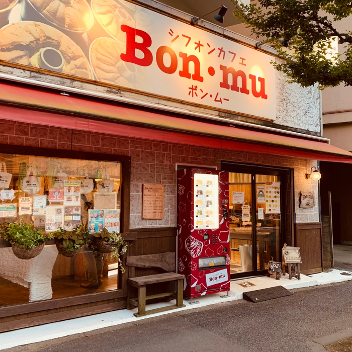 シフォンケーキの看板と自販機が目印です