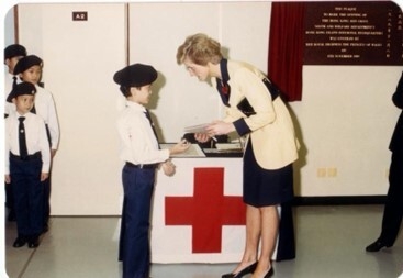 キャサリン・ウォーカー「イエローとネイビーのツーピース・スカートスーツ」 ※写真クレジット:Hong Kong Red Cross