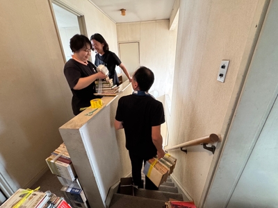 出張買取の現場で作業する東京書房の買取スタッフ