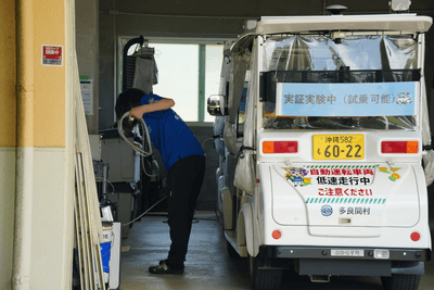 自動運転カートの点検を行う住民