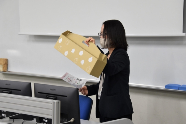 パッケージ発注までのスケジュールなどを説明するJAの担当者