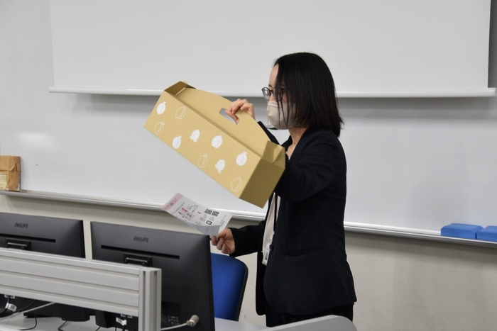 パッケージ発注までのスケジュールなどを説明するJAの担当者