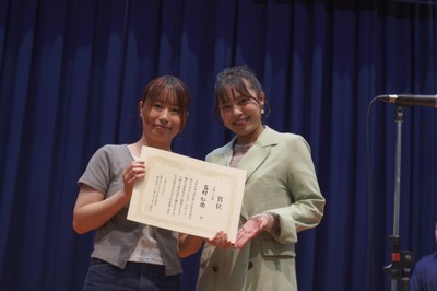 上原りさ賞を受賞した吉村 仁南さん(左)と、賞を選定した上原 りささん(右)。一人ひとりの子どもに合わせた関わりを大切にする姿勢が評価された。