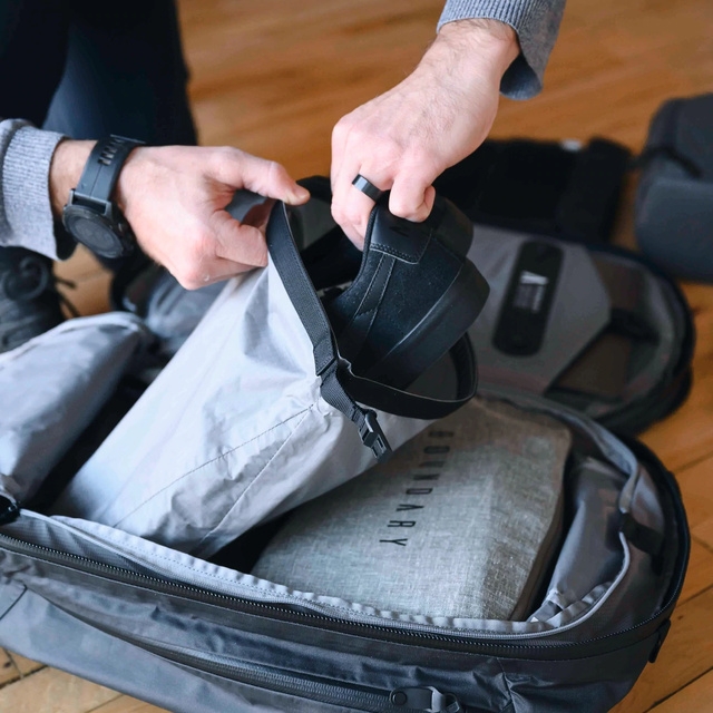 靴を入れても周りは汚れない！LT Dry Bagはバックパックにもれなく付いてます！！