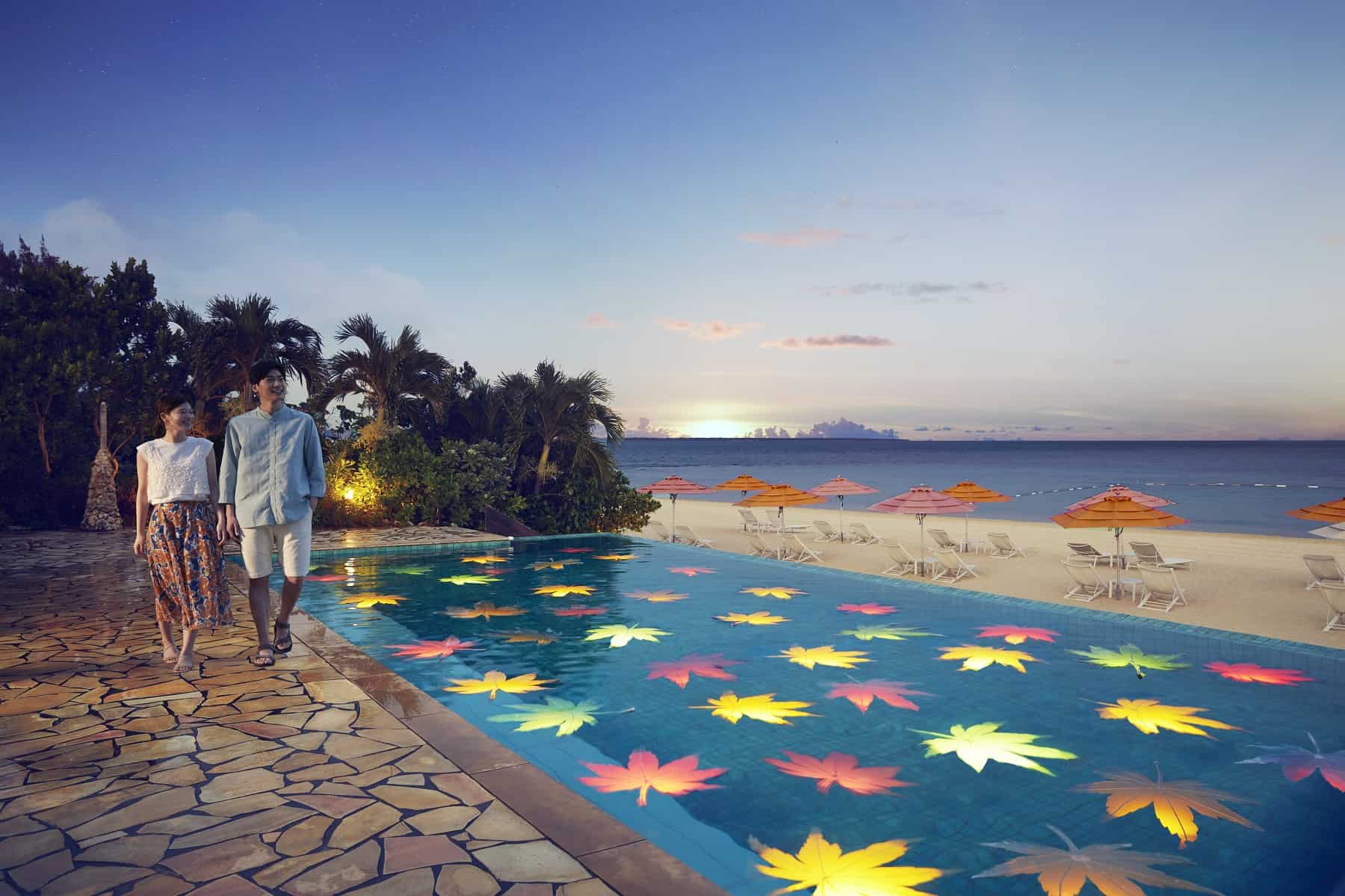 【リゾナーレ小浜島】紅葉ライトで彩られたプールと紅葉カラーのビーチチェアで秋色に染まる景色を堪能できるイベント「紅葉インフィニティプール」今年も開催｜期間：2022年11月1日～30日