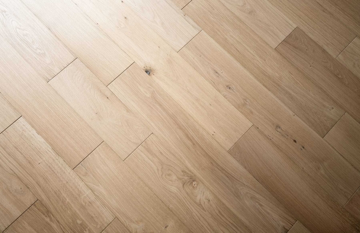 光の反射具合や、表面のわずかな凹凸が理想の「薄化粧」具合を実現