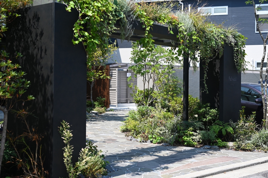 ヘデラなどの緑があふれる美しいゲート