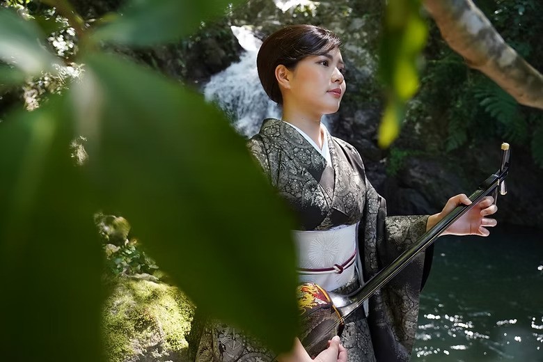 奄美島唄(平田まりな)