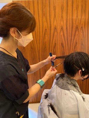 貧困家庭、シングルマザー家庭、ヤングケアラーなど、 美容室に行けない子どもたちの美容料金無償化　 東京都美容組合(港区)×特定非営利活動法人みなと子ども食堂