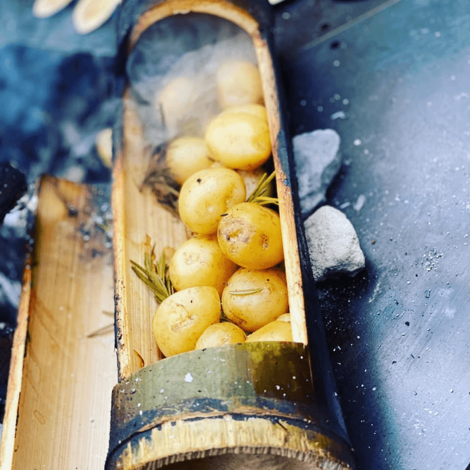 伐採した竹で調理したジャガイモ