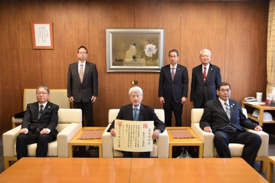学位記を手にする長谷川顧問（前列中央）