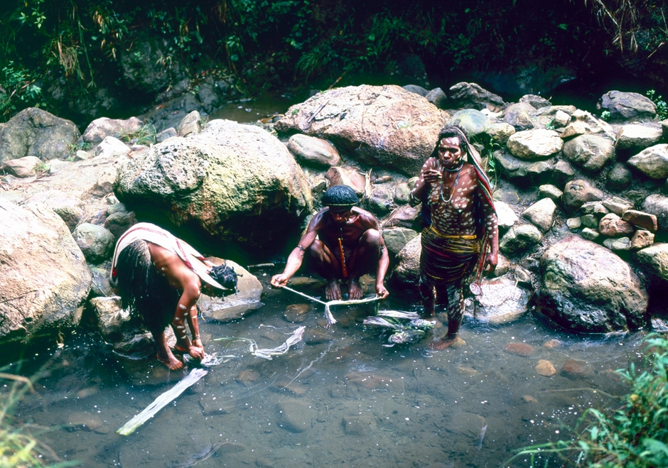(Photo_10)　ダニ族の塩の池　(インドネシア)　2004年　撮影：片平孝