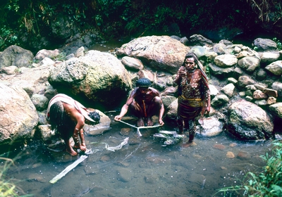 (Photo_10) ダニ族の塩の池 (インドネシア) 2004年 撮影:片平孝