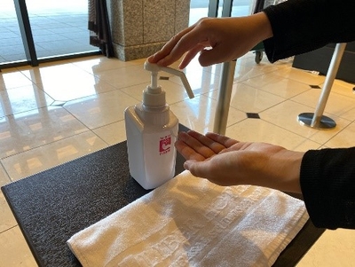 ホテル内各所に消毒液を設置しております