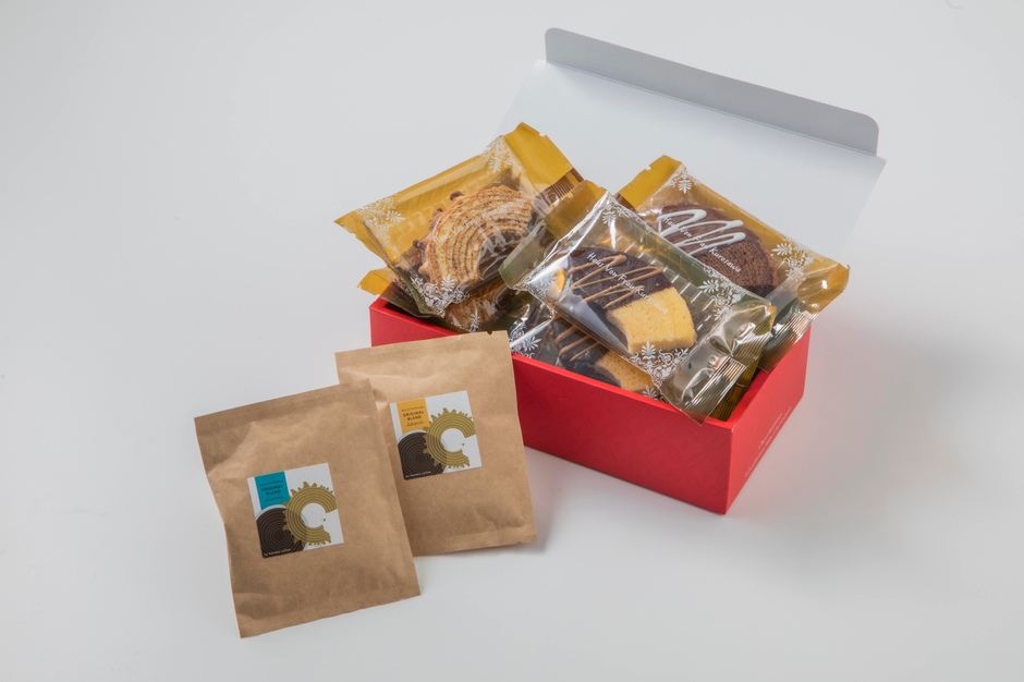 個包装のバウムクーヘンとドリップパックがセットになった、バレンタインギフトセット 2022