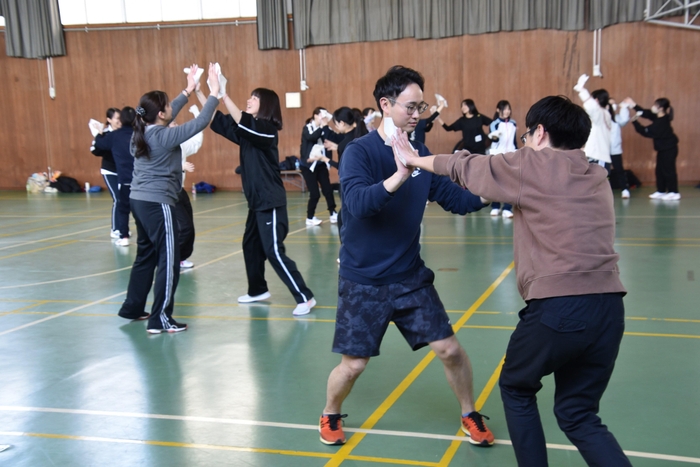 ２人行うティッシュペーパーを使った運動