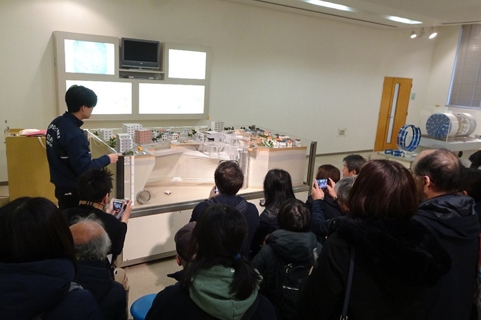 模型で調節池の役割や仕組みを説明