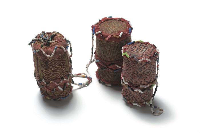 Photo.17 たばこ容器 ティモール島 左から 90×50/93×50/78×45mm ロンタールヤシの葉・紡績糸・布・ビーズ/編み 1980年頃