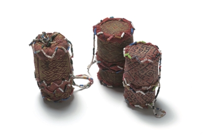Photo.17 たばこ容器 ティモール島 左から 90×50／93×50／78×45mm　ロンタールヤシの葉・紡績糸・布・ビーズ／編み　1980年頃