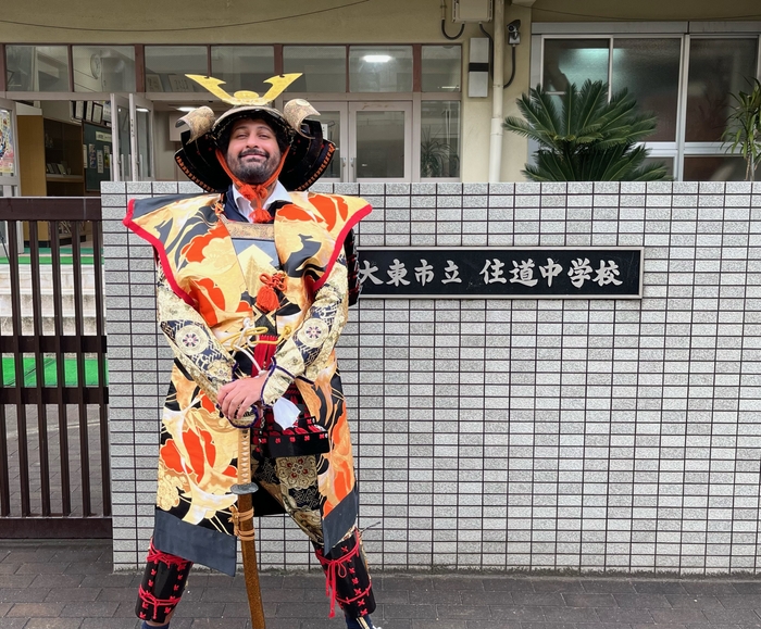 ポスター撮影のため甲冑を着たネイソンさん(大東市立住道中学校にて撮影)