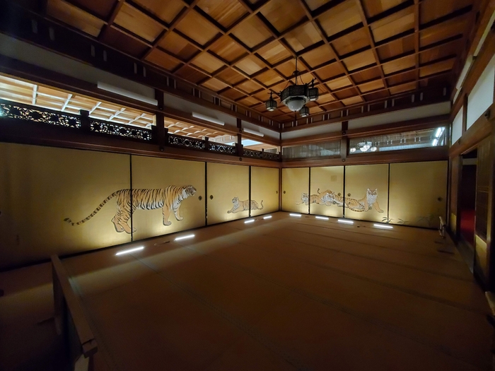 虎の間（夜間）