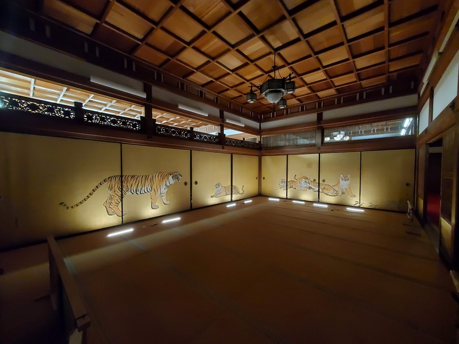 虎の間(夜間)