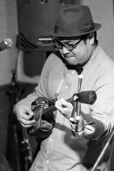 ＜三線・演奏＞    迎里 計（むかいざと・けい）  八重山は石垣・白保出身の三線奏者であり、唄者。