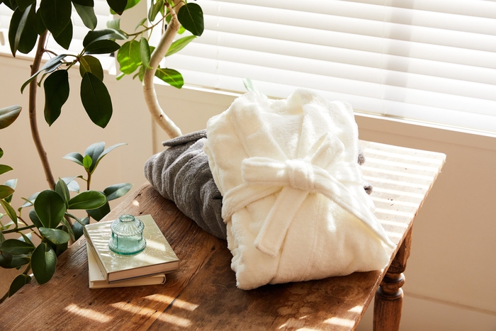 ▲定番のホワイトと、合わせやすいグレーの2色展開