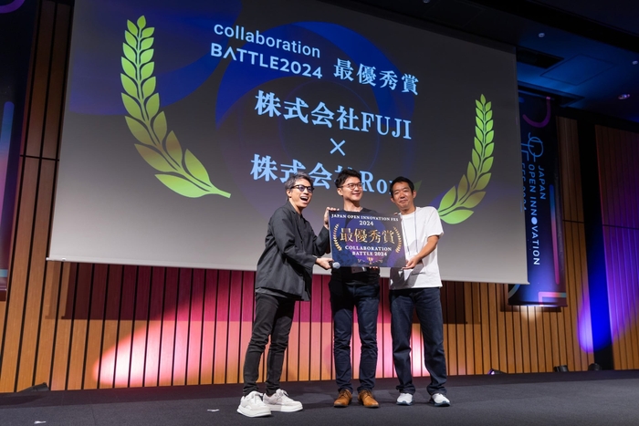 「COLLABORATION BATTLE 2024」で最優秀賞を受賞した株式会社FUJI × 株式会社Roxy（写真左：田村淳氏）。