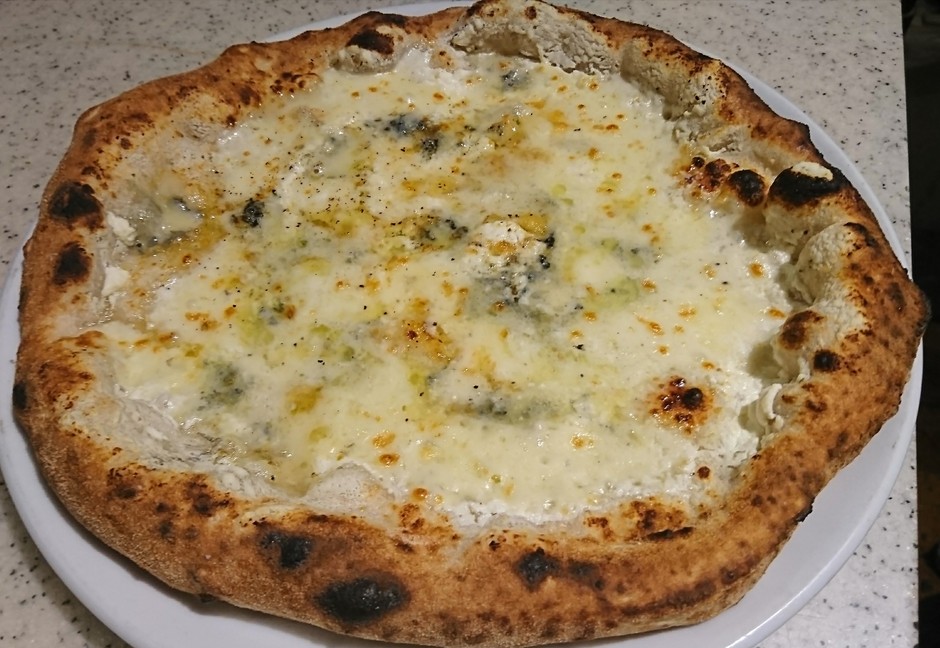 IL NESSO Pizza napolitana ピッツァクアトロフォルマッジ 1,500円(税込)