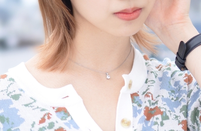 磁気ネックレス モデル着用 シルバー